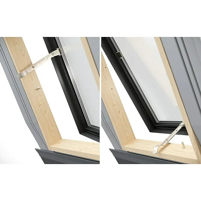 Dachausstieg - 65 x 65 cm, Farbton außen: RAL 7043, Mit Öffnungsbegrenzer - Nahaufnahme eines Dachfensters mit Holzrahmen und Metallbeschlägen, das die Öffnungsmechanismen zeigt.