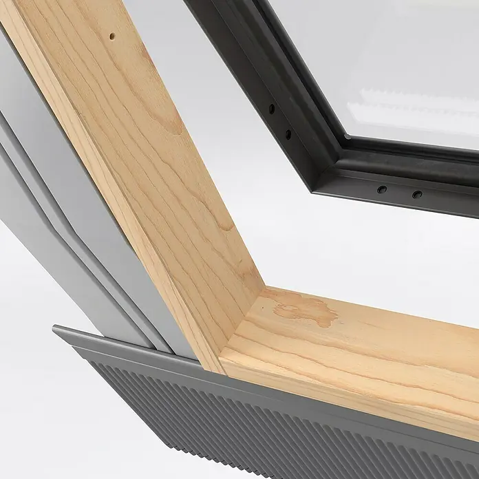 Dachausstieg - 65 x 65 cm, Farbton außen: RAL 7043, Mit Öffnungsbegrenzer - Nahaufnahme eines Dachfensters mit Holzrahmen, grauen Abdeckungen und schwarzem Fensterrahmen.
