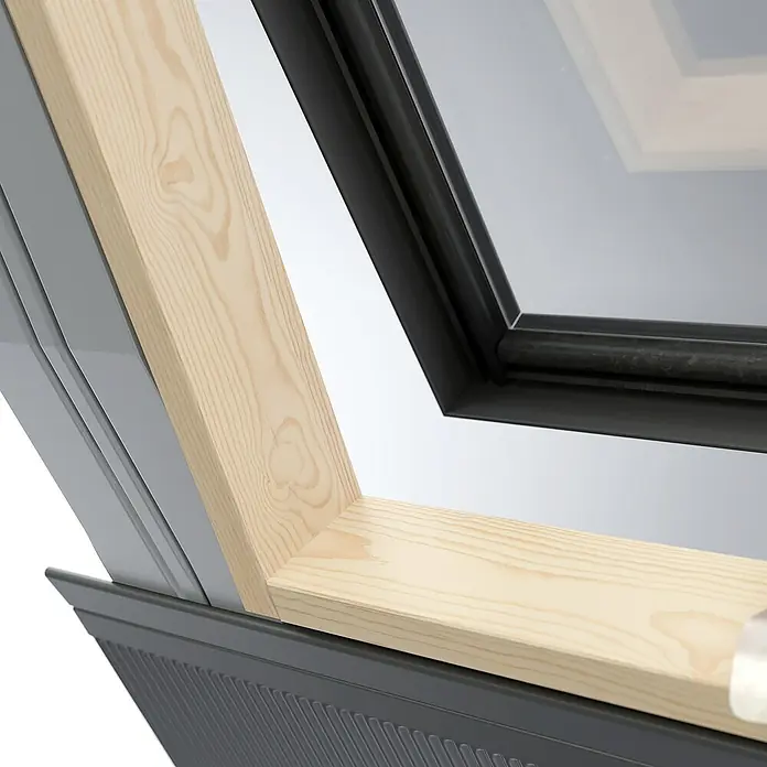 Dachausstieg - 45 x 73 cm, Farbton außen: RAL 8004, Mit Öffnungsbegrenzer - Nahaufnahme eines Dachfensters mit hellem Holzrahmen und dunklem Fensterrahmen, der einen klaren Blick nach außen ermöglicht.