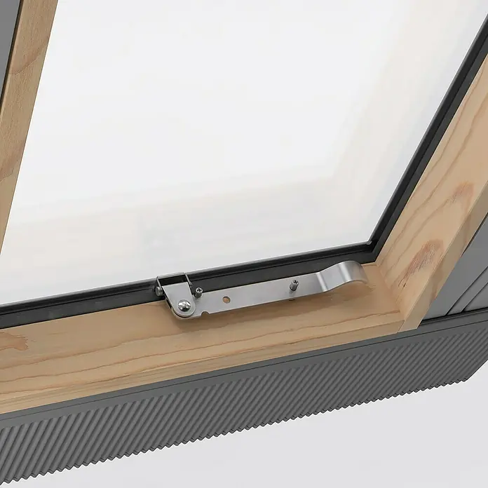 Dachausstieg - 65 x 65 cm, Farbton außen: RAL 7043, Mit Öffnungsbegrenzer - Detailansicht eines Dachfensters mit einem silbernen Griff zur Bedienung, umgeben von einem Holzrahmen und einer grauen Basis.
