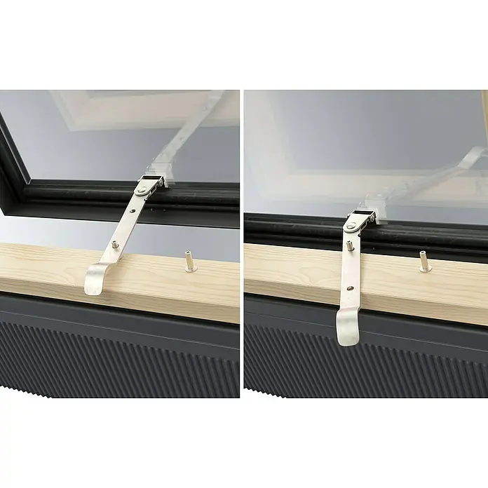 Dachausstieg - 65 x 65 cm, Farbton außen: RAL 7043, Mit Öffnungsbegrenzer - Dachfensterdetails: Nahaufnahme des Schließmechanismus und der Holzkonstruktion, die Funktionalität und Design vereinen.\n