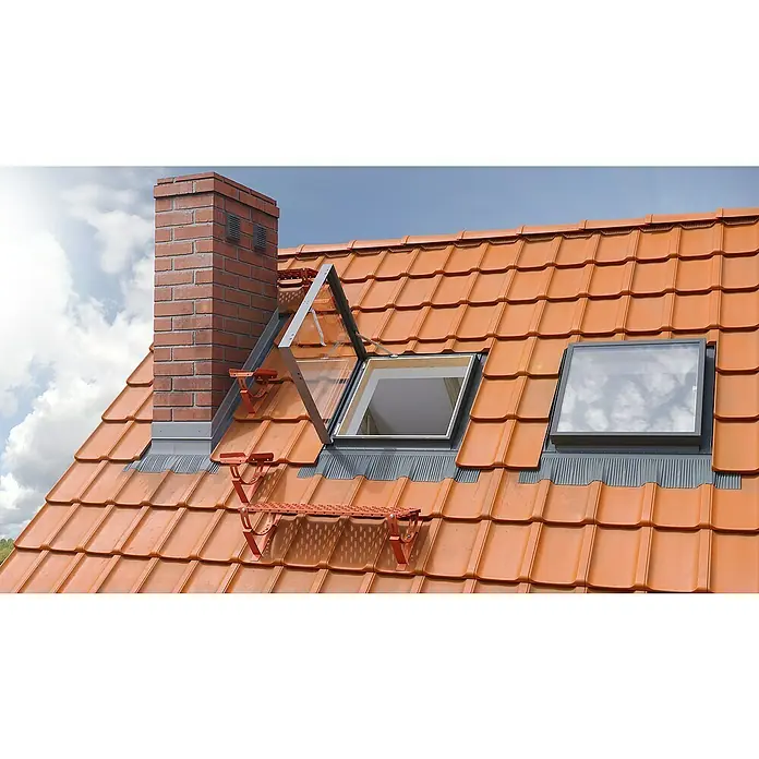 Dachausstieg - 45 x 55 cm, Farbton außen: RAL 7043, Mit Öffnungsbegrenzer - Dachansicht mit Ziegeln, Schornstein, Dachfenstern und einer roten Dachleiter, die die Wartung erleichtert.\n