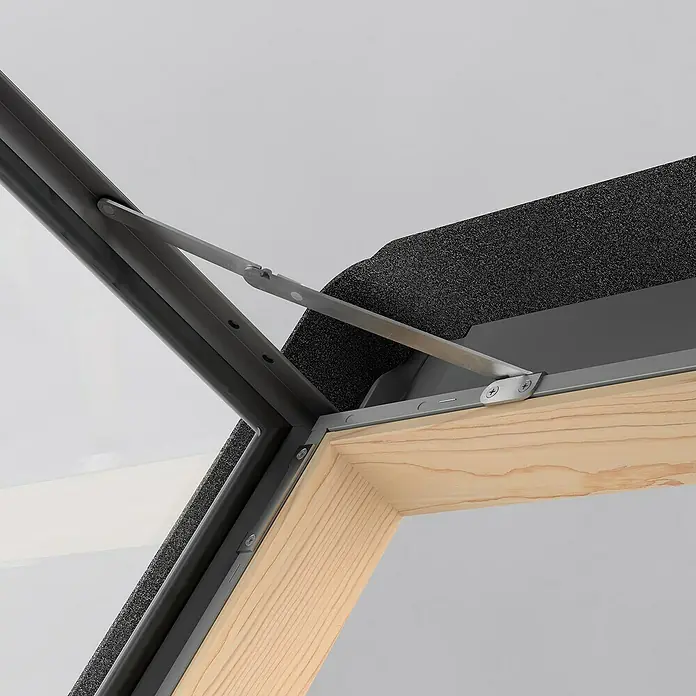 Dachausstieg - 65 x 65 cm, Farbton außen: RAL 7043, Mit Öffnungsbegrenzer - Detailaufnahme eines Dachfensters mit sichtbaren Beschlägen und Holzrahmen, der die hochwertige Verarbeitung hervorhebt.