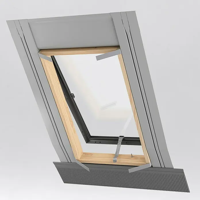 Dachausstieg - 45 x 55 cm, Farbton außen: RAL 7043, Mit Öffnungsbegrenzer - Dachfenster: Ein robustes Dachfenster mit Holzrahmen und grauen Beschlägen, ideal für natürliche Beleuchtung und Belüftung von Dachräumen.