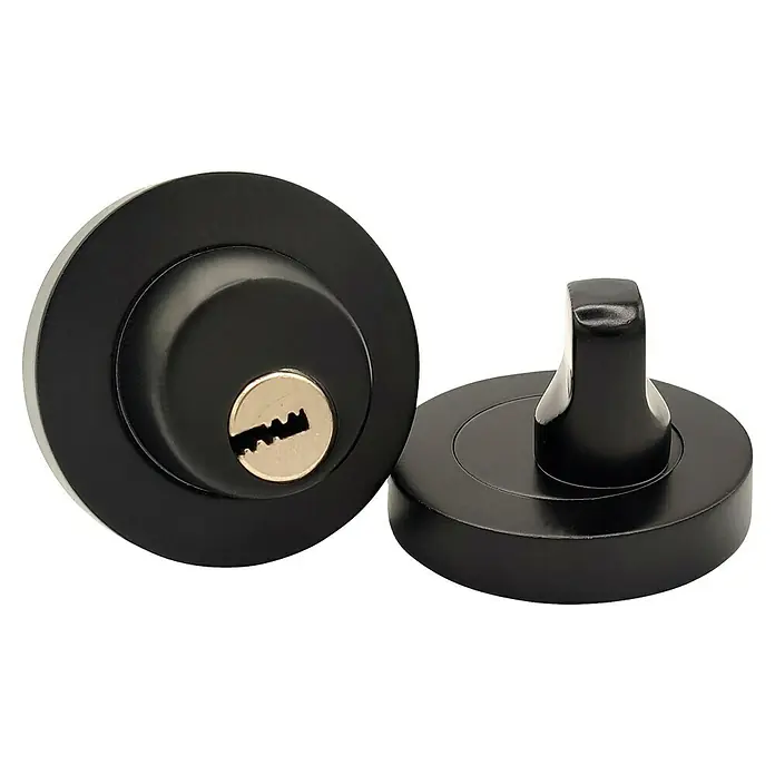 Micel Condena 908 - Diámetro exterior: 52 mm, Negro, Zamak - Primer plano de una cerradura de puerta negra con un ojo de cerradura dorado y un botón giratorio, que muestra su diseño de alta calidad.