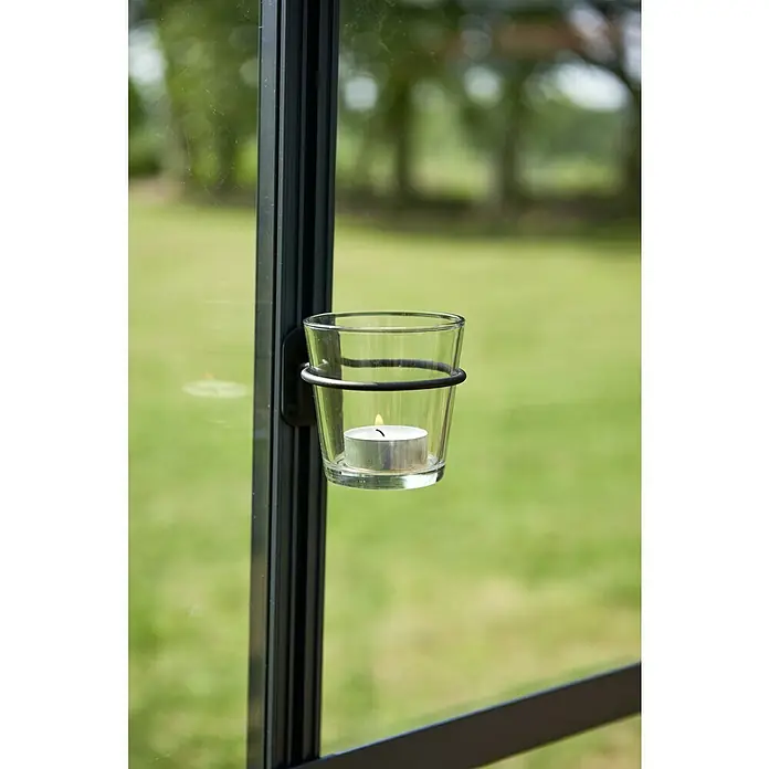 Juliana Teelichthalter - 2 Stk. - Eine Nahaufnahme eines Glas-Teelichthalters mit einem schwarzen Metallrahmen, der an einem Fenster befestigt ist, mit einer brennenden Kerze darin.