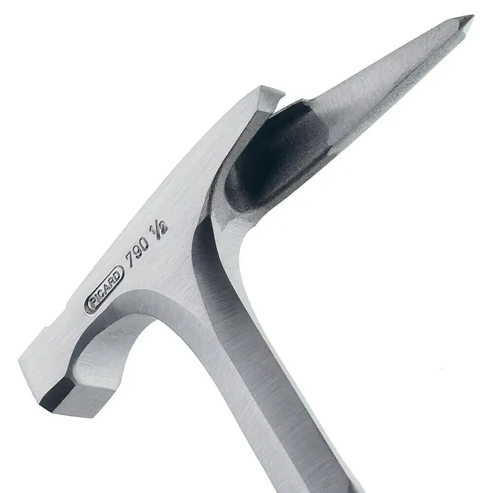 Picard Zimmermannshammer Nr. 790 1/2 - Gewicht Kopf: 600 g, Material Griff: Leder - Nahaufnahme eines Picard Dachdeckerhammers 790 1/2, einem robusten Werkzeug für professionelle Dacharbeiten.