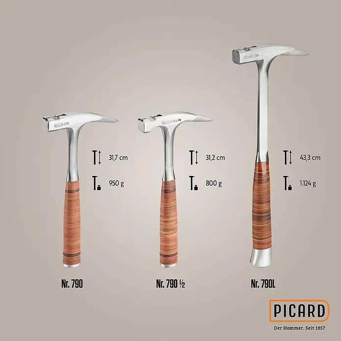 Picard Zimmermannshammer Nr. 790 1/2 - Gewicht Kopf: 600 g, Material Griff: Leder - Abbildung von drei verschiedenen Picard Hämmern, die sich in Größe und Gewicht unterscheiden, auf beigem Hintergrund.