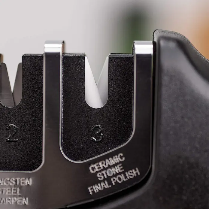 3 Claveles Afilador de cuchillos - Negro - Primer plano de un afilador de cuchillos con las etapas 2 y 3, diseñadas para acero y cerámica o pulido final.