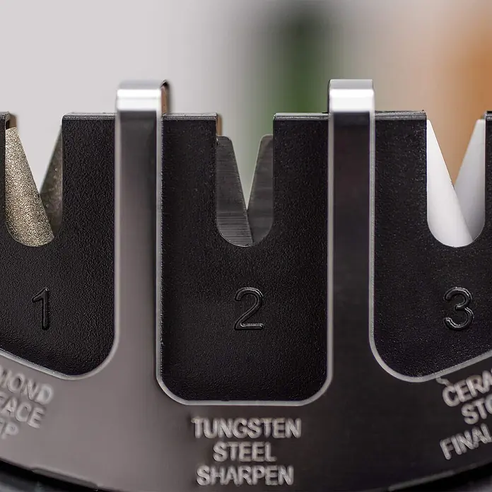 3 Claveles Afilador de cuchillos - Negro - Primer plano de un afilador de cuchillos con tres etapas para afilado de diamante, acero de tungsteno y cerámica.