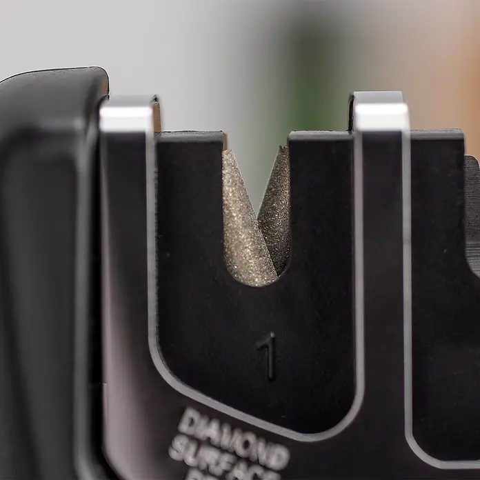 3 Claveles Afilador de cuchillos - Negro - Primer plano de un afilador de cuchillos con superficie de diamante diseñado para un afilado preciso.