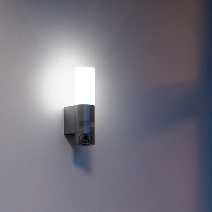 Steinel LED-Sensor-Außenwandleuchte L 625 CAM SC - 14 W, L x B x H: 13,1 x 7,8 x 30,5 cm, Anthrazit/Weiß, Warmweiß - Moderne Wandleuchte mit integrierter Kamera in grauem Design. Das Licht scheint hell und klar und sorgt für Sicherheit.