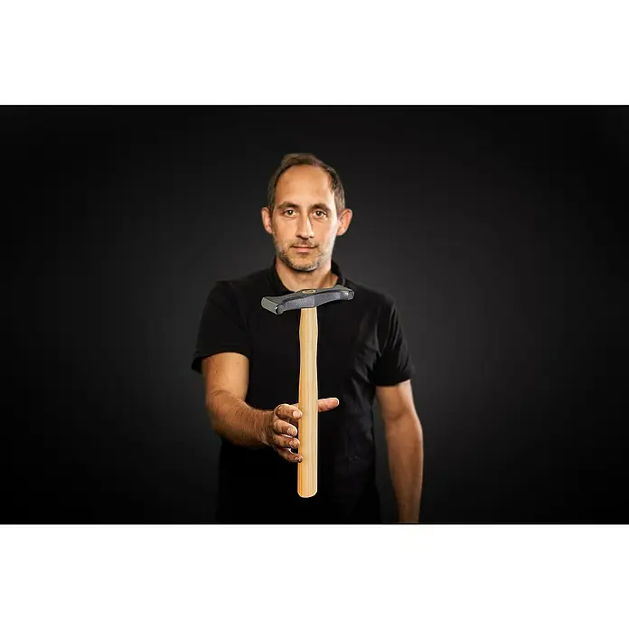 Picard Zimmermannshammer 175 ES - Gewicht Kopf: 375 g, Material Stiel: Eschenholz, Breite: 130 mm - Nahaufnahme einer Person, die einen Schlichthammer mit Holzgriff vor einem neutralen Hintergrund präsentiert. Werkzeug für den Handwerker.