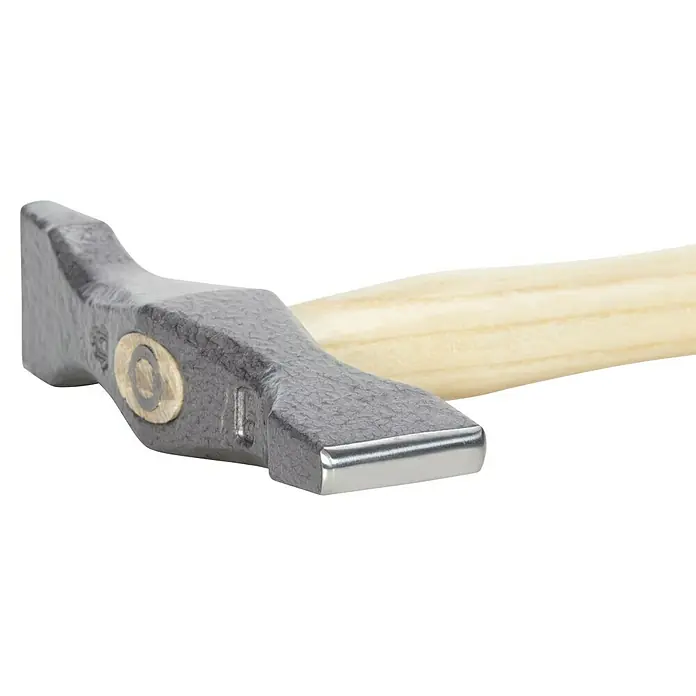Picard Zimmermannshammer 175 1/2 ES - Gewicht Kopf: 375 g, Material Stiel: Eschenholz, Breite: 135 mm - Nahaufnahme eines Axtkopfes mit einem Holzgriff, der die robuste Bauweise und das traditionelle Design dieses Werkzeugs hervorhebt.