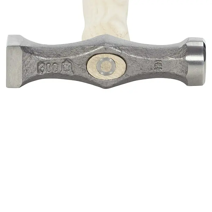 Picard Zimmermannshammer 165 ES - Gewicht Kopf: 375 g, Material Stiel: Eschenholz, Breite: 105 mm - Nahaufnahme eines Schlosserhammers mit Holzgriff. Der Hammerkopf ist aus Metall und trägt Markierungen.