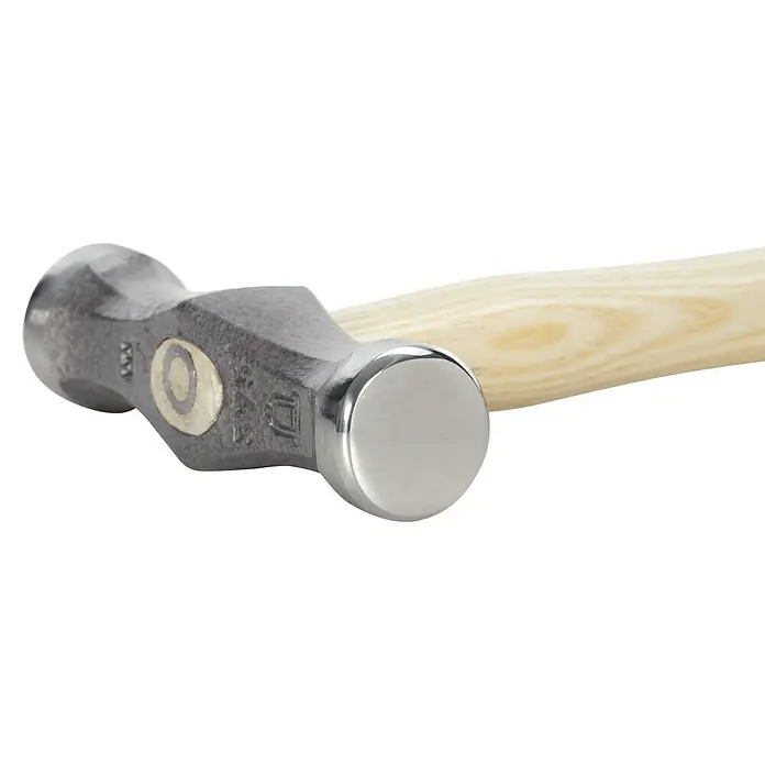 Picard Zimmermannshammer 171 ES - Gewicht Kopf: 375 g, Material Stiel: Eschenholz, Breite: 105 mm - Nahaufnahme eines Schlosserhammers mit Holzgriff, ideal für präzise Arbeiten und Formgebung in der Metallbearbeitung.