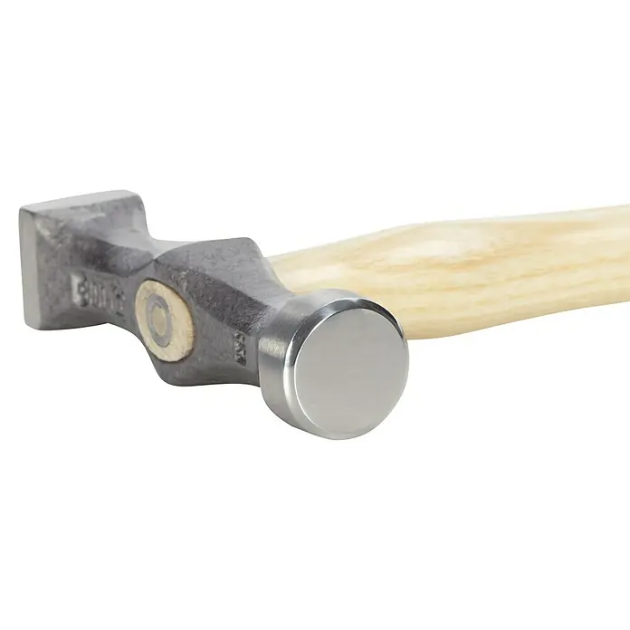 Picard Zimmermannshammer 165 ES - Gewicht Kopf: 375 g, Material Stiel: Eschenholz, Breite: 105 mm - Nahaufnahme eines Karosseriehammers mit einem Holzgriff und einem Metallkopf, der zum Formen von Blechen verwendet wird.