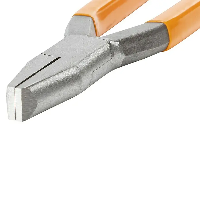 Picard Flachzange 192 -  - Nahaufnahme einer Kneifzange mit orangefarbenen Griffen, die Detailgenauigkeit und Funktionalität des Werkzeugs hervorhebt.
