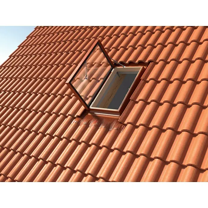 Dachausstieg - 45 x 73 cm, Farbton außen: RAL 8004, Mit Öffnungsbegrenzer - Das Bild zeigt ein Dach mit roten Ziegeln und einem offenen Dachfenster, das Tageslicht hereinlässt und für eine gute Belüftung sorgt.