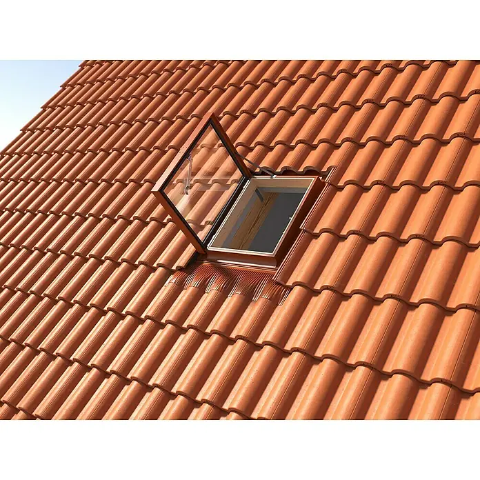 Dachausstieg - 45 x 55 cm, Farbton außen: RAL 8004, Mit Öffnungsbegrenzer - Ein Dachfenster mit einem Blick nach draußen, eingebettet in ein Ziegeldach mit den typischen roten Ziegeln und geöffnetem Fensterflügel.