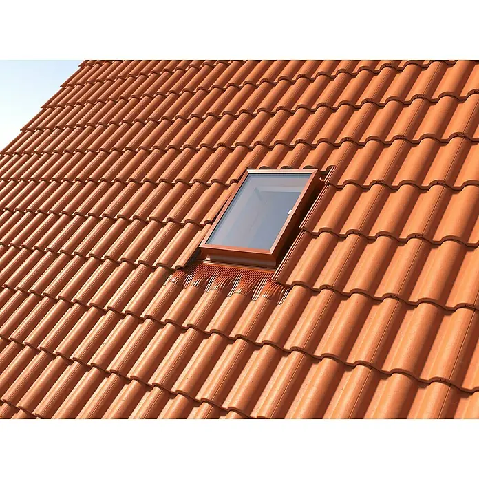 Dachausstieg - 45 x 55 cm, Farbton außen: RAL 8004, Mit Öffnungsbegrenzer - Detailansicht eines Daches mit roten Ziegeln und einem Dachfenster, das natürliches Licht in das Gebäude lässt.