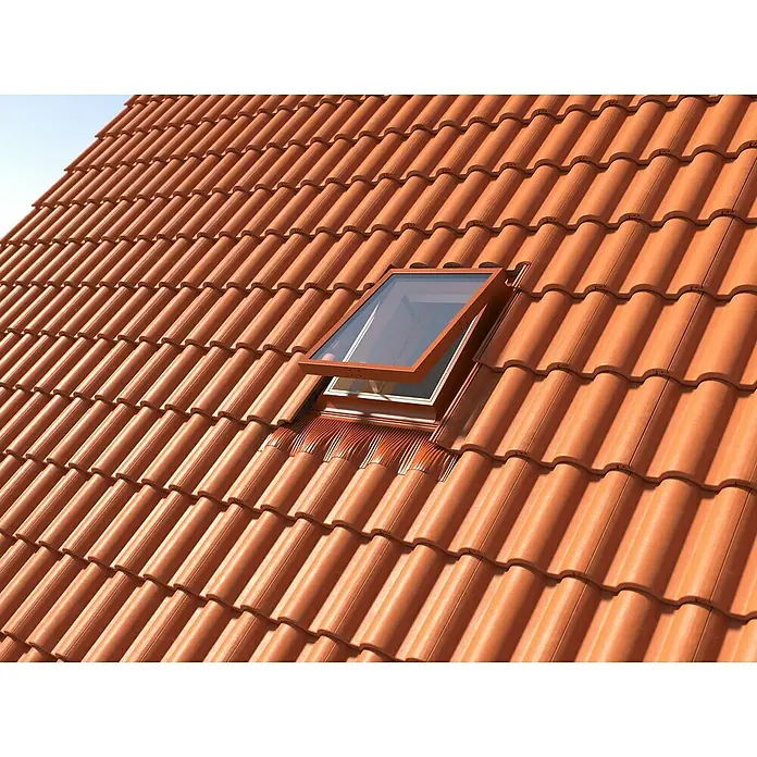 Dachausstieg - 45 x 55 cm, Farbton außen: RAL 8004 - Nahaufnahme eines Daches mit roten Ziegeln und einem offenen Dachfenster, das Licht hereinlässt.