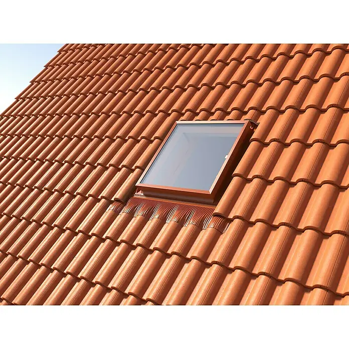 Dachausstieg - 65 x 65 cm, Farbton außen: RAL 8004, Mit Öffnungsbegrenzer - Dachfenster mit braunem Rahmen auf einem Dach mit braunen Ziegeln. Das Dachfenster ist ein Highlight in der roten Dachlandschaft.