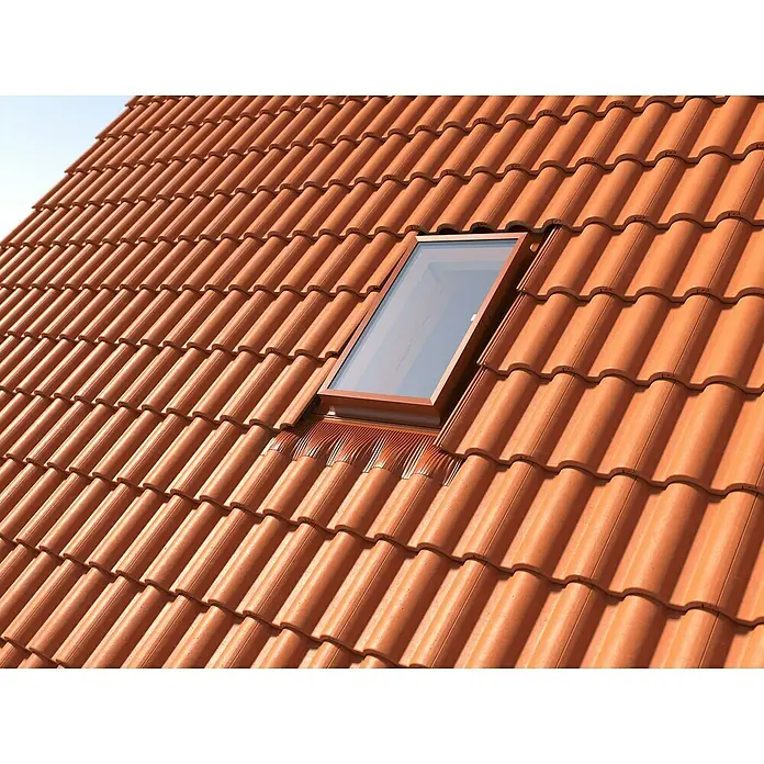 Dachausstieg - 45 x 73 cm, Farbton außen: RAL 8004 - Nahaufnahme eines Daches mit Terrakotta-Ziegeln und einem Dachfenster, das natürliches Licht hereinlässt.