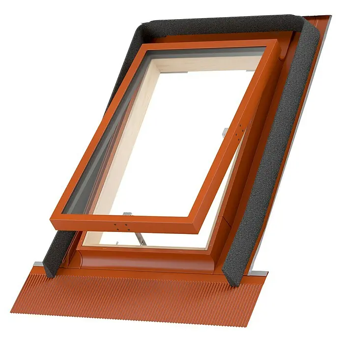 Dachausstieg - 45 x 73 cm, Farbton außen: RAL 8004 - Nahaufnahme eines Dachfensters mit braunem Rahmen und Dämmung, das auf einem Ziegeldach montiert ist.
