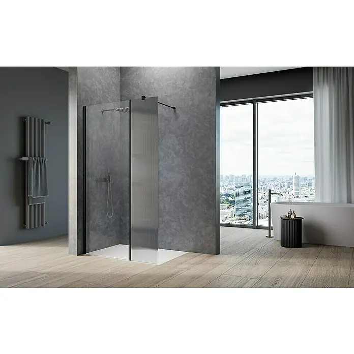 Camargue Meran Mix & Match Duschwand - B x H: 140 x 200 cm, Beschichtet, Schwarz, B: 970mm Klarglas + B: 400mm Wellenglas - Ein modernes Badezimmer mit einer begehbaren Dusche, einer grauen Wand und einem Heizkörper. Das Design ist minimalistisch und elegant.