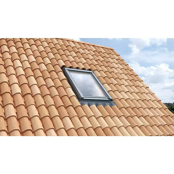 Solid Elements Eindeckrahmen Universal EDZ - 66 x 118 cm - Dachfenster auf einem Dach mit Terrakotta-Ziegeln, das Licht in den Dachboden bringt. Die Ziegel haben eine natürliche Farbe und Textur.