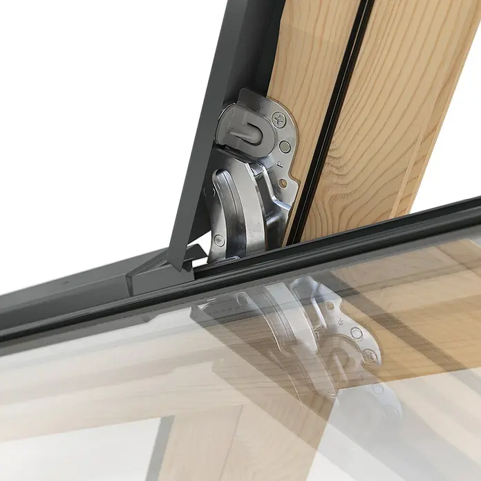Solid Elements Dachfenster Thermo - 78 x 140 cm - Nahaufnahme eines Dachfensters, das die Mechanik des Fensters und die Holzverarbeitung hervorhebt.