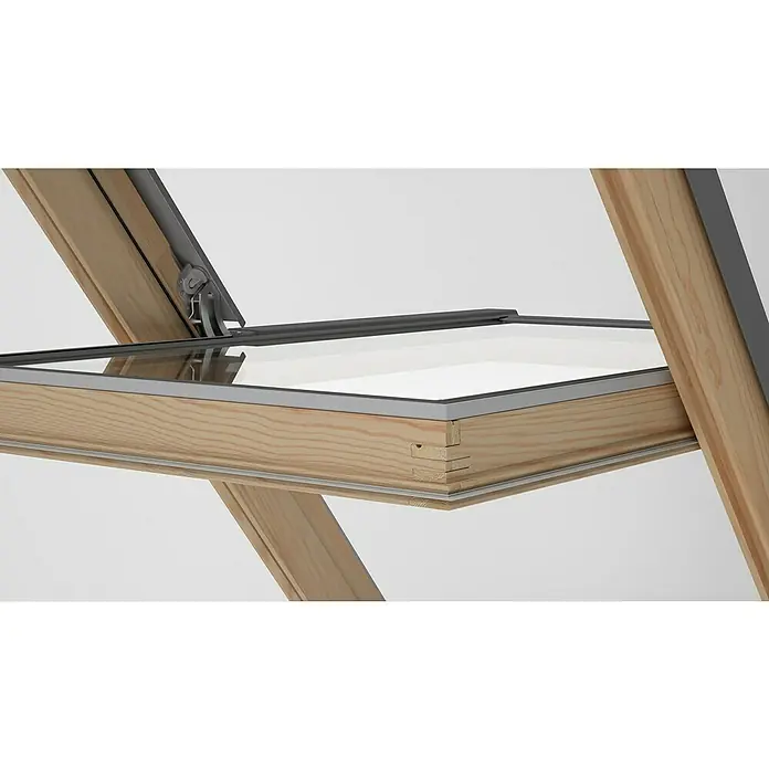 Solid Elements Dachfenster Thermo - 78 x 140 cm - Nahaufnahme eines Dachfensters aus hellem Holz mit grauen Akzenten, das einen Blick nach oben auf einen hellen Himmel ermöglicht.