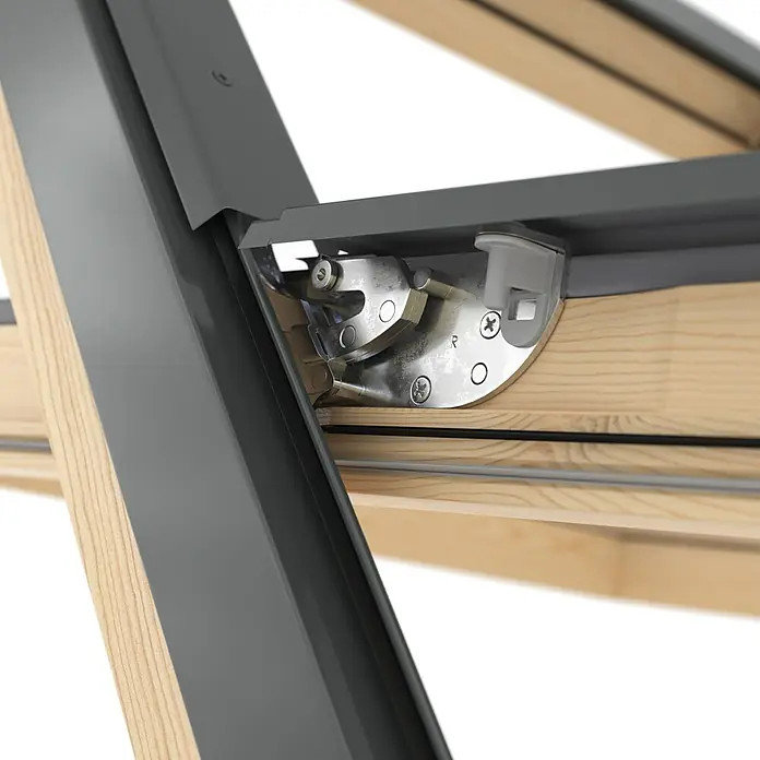 Solid Elements Dachfenster Thermo - 78 x 140 cm - Detailansicht eines Dachfensters mit Metallbeschlägen und Holzrahmen, die die Konstruktion und Funktionalität hervorheben.