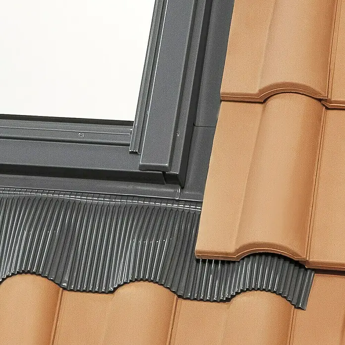 Solid Elements Eindeckrahmen Universal EDZ - 66 x 118 cm - Detailaufnahme eines VELUX Dachfensters mit braunen Dachziegeln und grauer Abdichtung, die für optimalen Schutz und ästhetisches Aussehen sorgt.