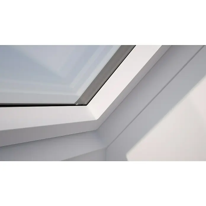 Solid Elements Dachfenster Pro Thermo - 78 x 98 cm - Nahaufnahme eines weißen Dachfensters, das modernes Design und viel Tageslicht in Innenräume bringt. Die klare Linienführung betont die architektonische Ästhetik.