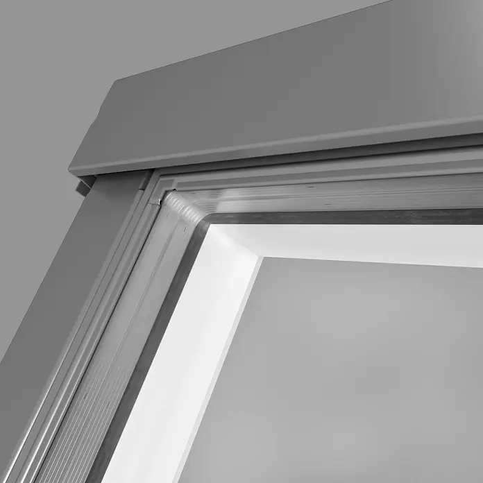 Solid Elements Dachfenster Pro Thermo - 55 x 78 cm - Nahaufnahme eines Dachfensters mit grauem Rahmen. Das Fenster ist hell und lässt viel Licht herein.