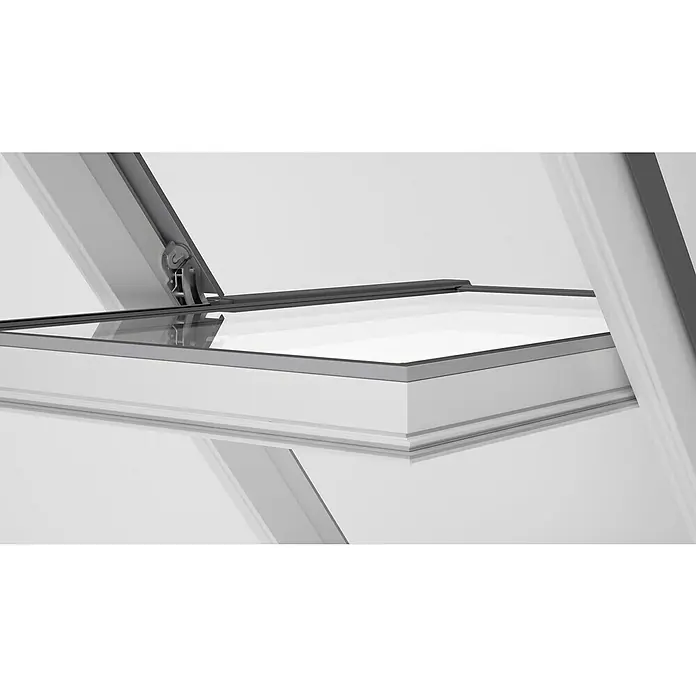 Solid Elements Dachfenster Pro Thermo - 55 x 78 cm - Nahaufnahme eines Dachfensters, das leicht geöffnet ist, mit Fokus auf die Beschläge und die klare Scheibe.