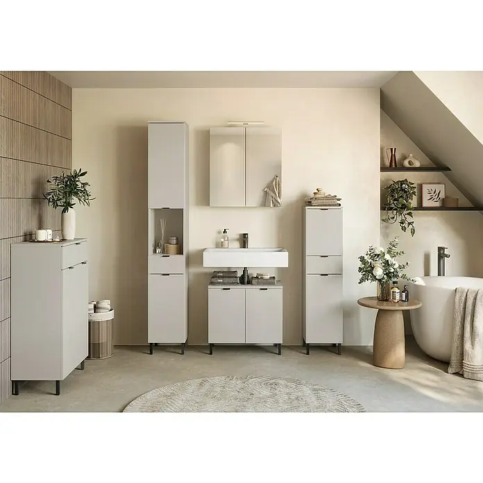 Germania Arcena Midischrank - B x T x H: 30 x 34 x 120 cm, Kaschmir - Badezimmer-Interieur mit grauen Badezimmermöbeln, darunter Waschtisch, Spiegelschrank und Hochschränke, die Stauraum bieten.