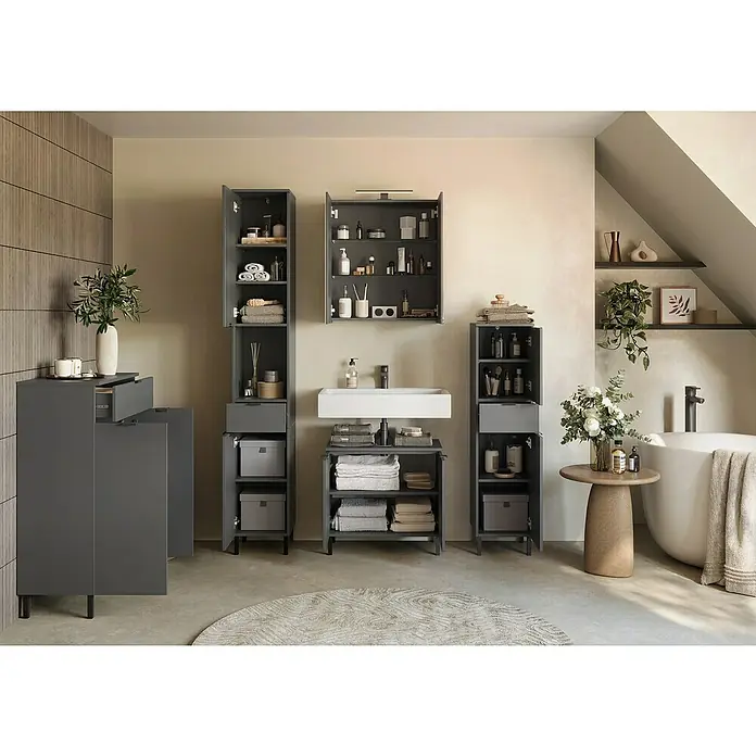 Germania Arcena Midischrank - B x T x H: 30 x 34 x 120 cm, Graphit - Badezimmer-Interieur mit grauen Badezimmermöbeln. Der Waschtischunterschrank, Hängeschrank und Hochschrank bieten viel Stauraum.