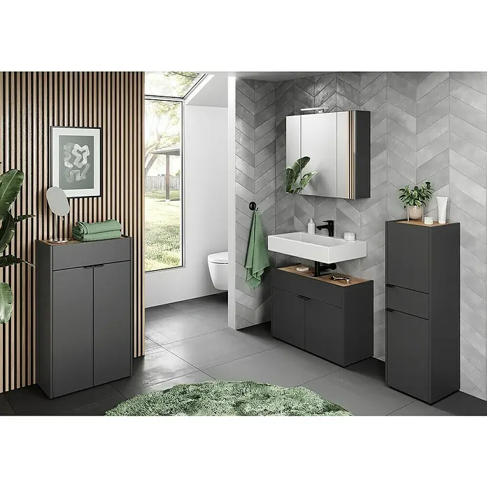 Germania Forano Kommode - L x B x H: 34 x 60 x 98 cm, Graphit/Eiche - Ein modernes Badezimmer mit grauen Möbeln, darunter ein Waschtischunterschrank, ein Hochschrank und ein Spiegelschrank. Die Oberflächen sind mit Holz akzentuiert.