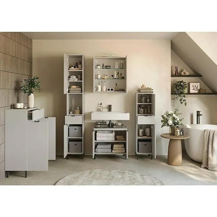 Germania Arcena Midischrank - B x T x H: 30 x 34 x 120 cm, Kaschmir - Badezimmer-Interieur mit weißen Badmöbeln, darunter ein Waschtisch und Hochschränke, die Stauraum bieten.