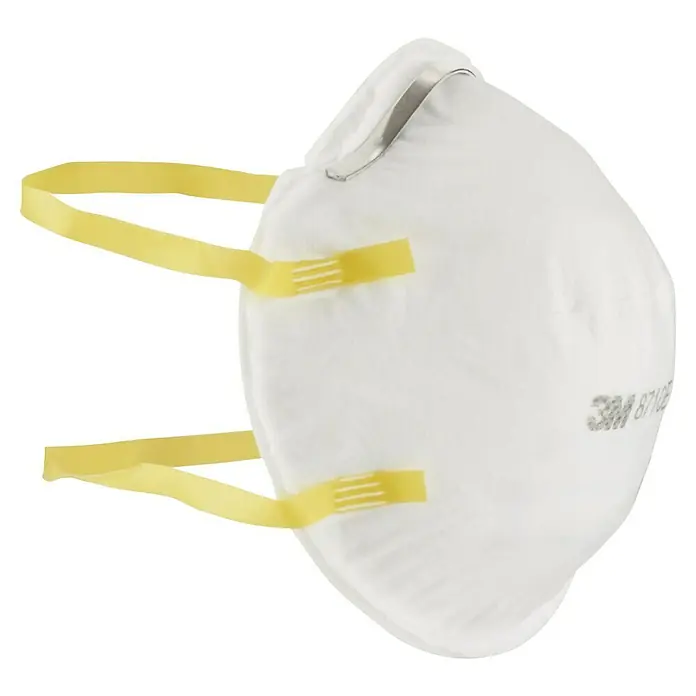 3M Mascarilla de protección respiratoria 8710 - Clase de filtro: FFP1 NR D, 3 ud. - Primer plano de una máscara respiratoria 3M 8710E, blanca con correas amarillas y clip nasal, para protección de partículas.