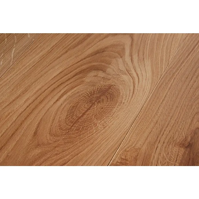 Parkettmuster Eiche Rustikal - 300 x 190 x 14 mm, Landhausdiele - Detailaufnahme von hellem Holzboden mit einer markanten Maserung. Die warmen Farben und die natürliche Struktur verleihen dem Boden einen rustikalen Charme.