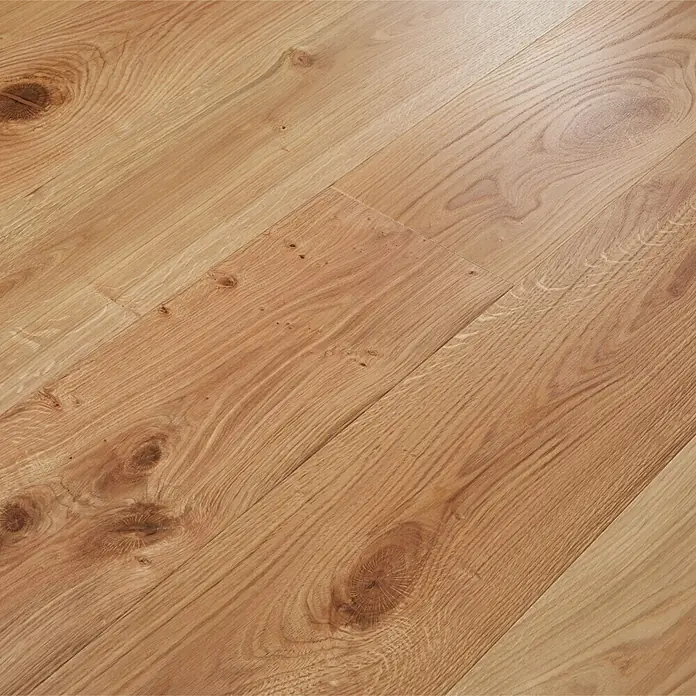 Parkett - Eiche Rustikal, Landhausdiele, 1.900 x 190 x 14 mm - Nahaufnahme von hellbraunem Eichenparkett mit Astlöchern und Maserung für ein natürliches Ambiente.