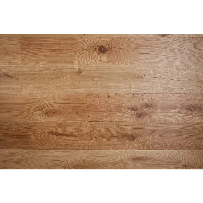 Parkett - Eiche Rustikal, Landhausdiele, 1.900 x 190 x 14 mm - Das Bild zeigt einen eleganten, hellbraunen Holzboden mit natürlicher Maserung und Astlöchern, der eine warme und einladende Atmosphäre schafft.