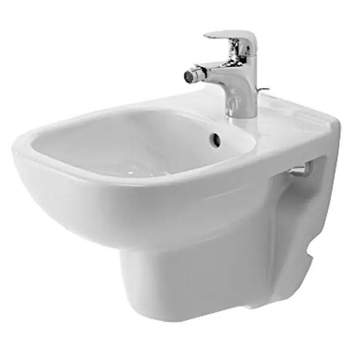 Duravit D-Code Wand-Bidet Compact - 35 x 48 cm, Weiß, Keramik, Ohne Spezialglasur - Nahaufnahme eines weißen, wandhängenden Bidets mit glänzender Chromarmatur. Das Bidet hat ein modernes Design.