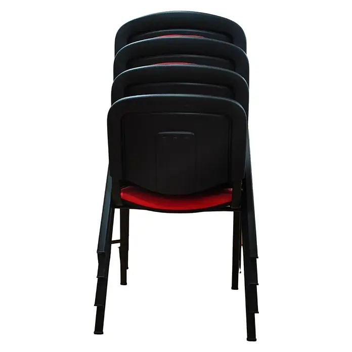 Unisit Silla Dado - Rojo, Textil, 4 ud. - Pila de sillas negras con asientos rojos. Las sillas están apiladas para ahorrar espacio, perfectas para eventos o conferencias.