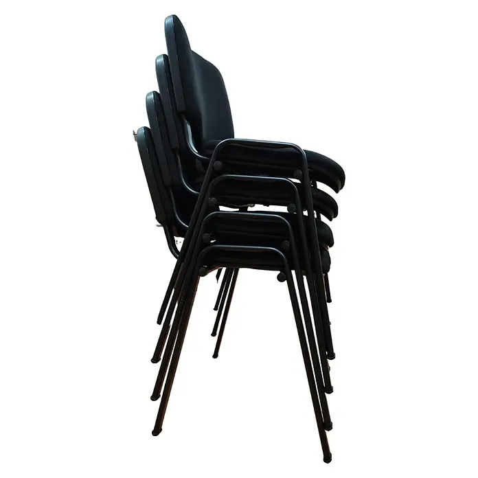 Unisit Silla Dado - Negro, Textil, 4 ud. - Una pila de sillas negras con reposabrazos, ideales para conferencias o áreas de espera, apiladas para ahorrar espacio.