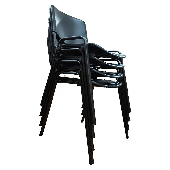 Unisit Silla Dado - Negro, Plástico, 4 ud. - Pila de sillas negras con reposabrazos. Las sillas están apiladas para ahorrar espacio, ideales para eventos o conferencias.